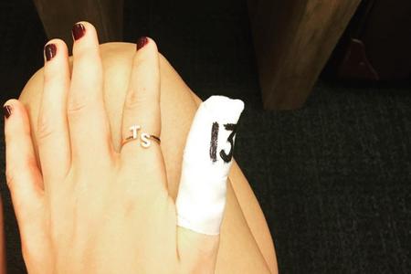 Hat sich an einem Küchenmesser verletzt: Taylor Swift