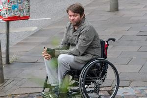 Ist ein richtiger "Kotzbrocken": Georg (Roeland Wiesnekker)