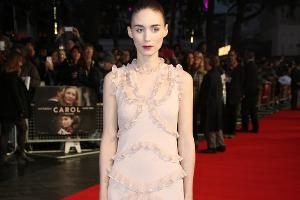 Auch ohne Accessoires legt die Schauspielerin Rooney Mara einen atemberaubenden Auftritt hin