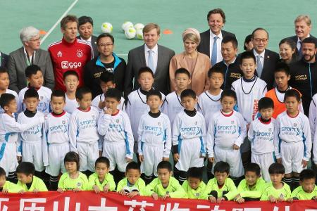 Da ging es ihr noch gut: König Willem-Alexander und Königin Máxima (beide Mitte) besuchten ein Fußball-Training einer Grunds...