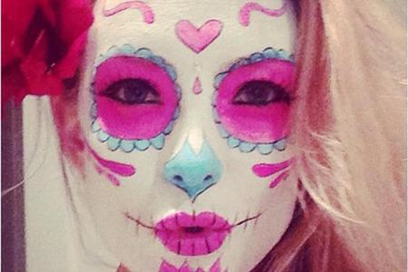 Happy Halloween! Kate Hudson in einer pinken Version der mexikanischen Totenmaske