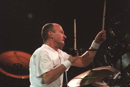Da klappte es noch mit den Drums: Phil Collins bei einem Konzert in der Dortmunder Westfalenhalle