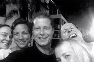 Schauspieler Til Schweiger (Mitte) genoss einen schönen Abend auf Mallorca, unter anderem mit Kollegin Sonja Kirchberger (l.)