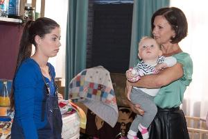 "Unter uns": Sina (l.) ist bemüht, ihre zunehmende Überforderung als alleinerziehende Mutter vor Irene zu verbergen