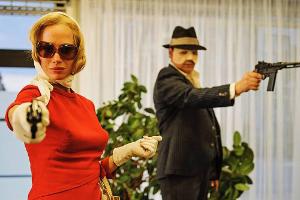 "Banklady": Schicke Kostüme und mondäne Sonnenbrillen verhelfen Gisela Werler (Nadeshda Brennicke) bei ihren Raubzügen zu ne...