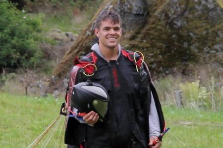 Johnny Strange nach einem Fallschirmsprung