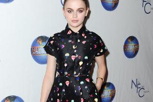 Joey King zeigt sich mädchenhaft