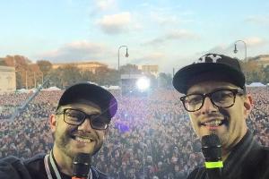 Joko Winterscheidt (re.) moderierte zusammen mit Rainer Maria Jilg das Konzert auf dem Münchner Königsplatz