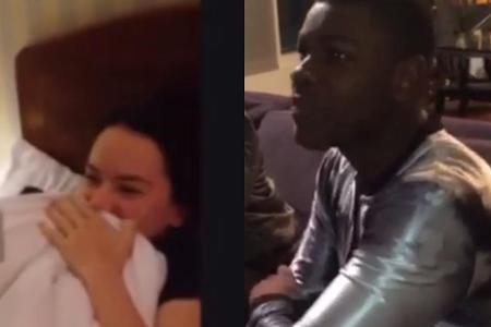Links: Daisy Ridley im Bett - Rechts: John Boyega auf der Couch