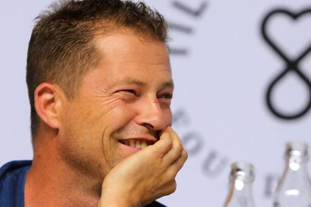 Til Schweiger auf einer Pressekonferenz