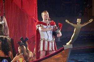 Stefan Raab während des Einmarschs zu seinem ersten "TV total Turmspringen" im Jahr 2004