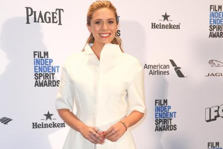 Elizabeth Olsen macht im weißen Zweiteiler eine gute Figur