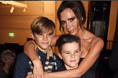 Stolze Mama: Victoria Beckham mit ihren Söhnen Romeo (li.) und Cruz bei der Präsentation der Burberry Weihnachts-Kampagne