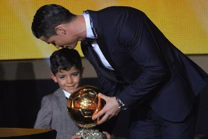 Cristiano Ronaldo bei der Verleihung des FIFA Ballon D'Or 2014 in Zürich mit seinem Sohn