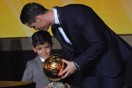 Cristiano Ronaldo bei der Verleihung des FIFA Ballon D'Or 2014 in Zürich mit seinem Sohn