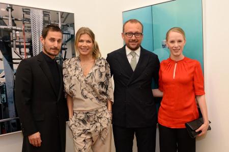 Die Schauspielstars Clemens Schick, Ursula Karven und Susanne Wuest nehmen Reda-CEO Ercole Botto Poala in ihre Mitte