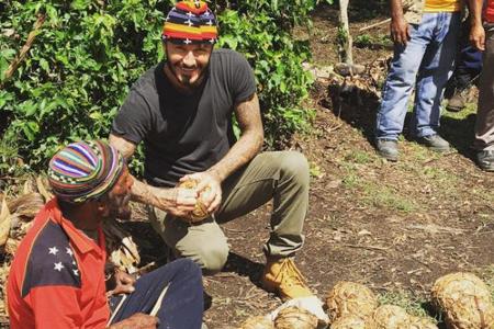 David Beckham bastelt einen Fußball aus Bananenblättern