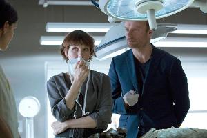 Pathologin Nasrin Reza (Maryam Zaree, li.) erläutert Nina Rubin (Meret Becker, Mi.) und Robert Karow (Mark Waschke, re.) den...