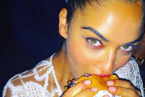 Shanina Shaik genießt ihren Burger