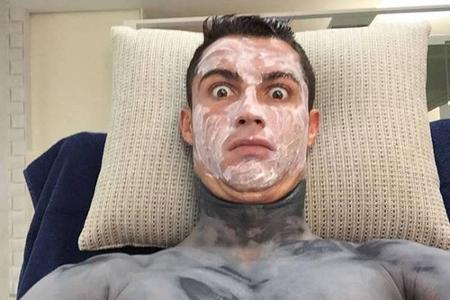 Cristiano Ronaldo mit einer Ganzkörper-Hautmaske