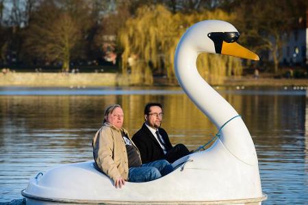 Frank Thiel (Axel Prahl, l.) und Professor Boerne (Jan Josef Liefers) an Bord eines Tretbootes auf dem Aasee in Münster, ein...