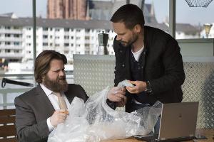 "Ein Fall für zwei": Benni Hornberg (Antoine Monot jr., l.) und Leo Oswald (Wanja Mues) untersuchen den Müll aus dem Hotelzi...