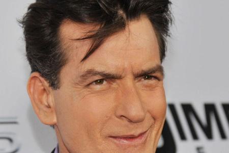 Seit vier Jahren lebt Charlie Sheen mit der Diagnose, erst jetzt entschied er sich, damit an die Öffentlichkeit zu gehen