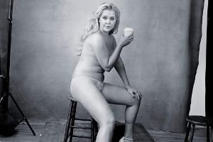 Komikerin Amy Schumer hat sich für den kommenden Pirelli-Kalender ausgezogen