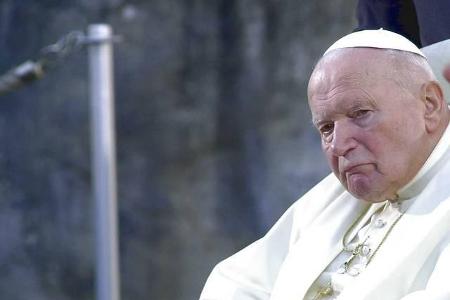 ...Geistlichen und der Kirche hat. 1992 zerriss sie bei in der TV-Show 