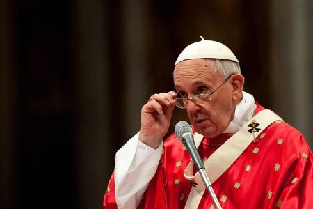 ...American Music Awards ab, da die Verantwortlichen Bilder von Papst Franziskus einbauen wollte - da sah die Sängerin natür...