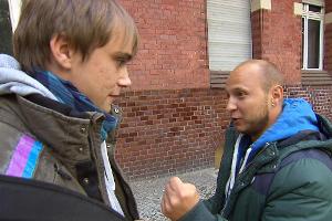 "Berlin - Tag & Nacht": Schmidti (l.) und Krätze wollen einen erneuten Anlauf bei Emmi und Lucy wagen.