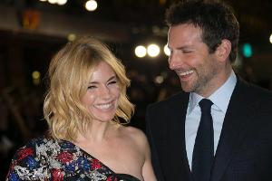 Sienna Miller und Bradley Cooper bei der Europa-Premiere ihres Films "Im Rausch der Sterne" Ende Oktober in London