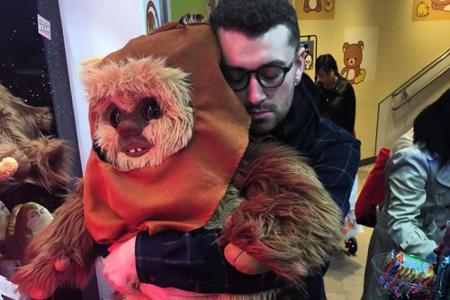 Auf Kuschelkurs: Sam Smith und sein Ewok sind sich ganz nah
