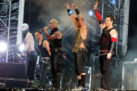 ...ein paar Musiker aus der Schock-Gruppe Rammstein in die Jury einzuladen. Besonders Keyboarder Christian 