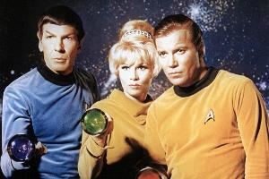 So fing alles an: Leonard Nimoy, Grace Lee Whitney und William Shatner (v.l.) in der ersten "Star Trek"-Serie
