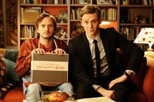 Verlassen, todtraurig und naiv: Thorsten "Toto" (Milan Peschel, l.) will die durch Paul (Matthias Schweighöfer) initiierte T...