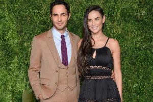 Demi Moore posiert gemeinsam mit Designer Zac Posen