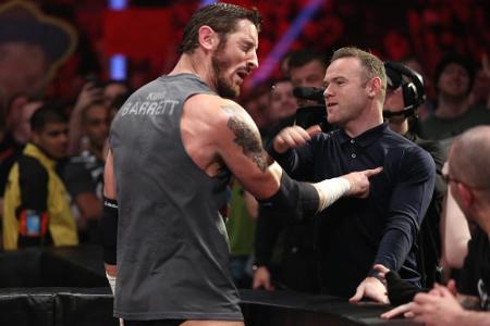 Zack! Wayne Rooney (r.) verpasste King Barrett eine schallende Ohrfeige