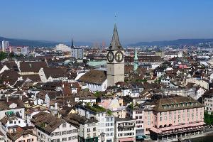 Blick vom Grossmünsterturm auf den Turm der St.Peterskirche und die Limmat, die im Vordergrund durch die Altstadt von Zürich...