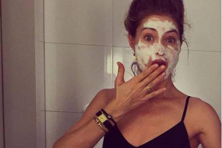 Supermodel Doutzen Kroes im Badezimmer mit Gesichtsmaske