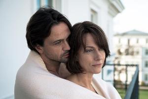 Urlaubsflirt mit bösen Folgen: Simone (Claudia Michelsen) lässt sich von Leon (Michael Rotschopf) verführen