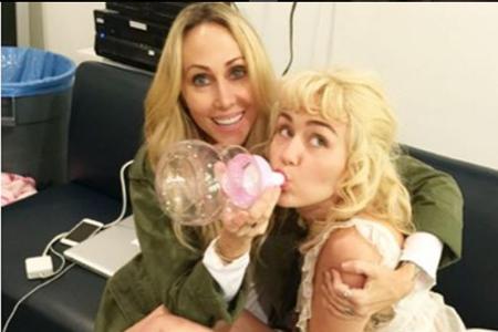 Verrücktes Mutter-Tochter-Gespann: Tish Cyrus gibt ihrer Tochter Miley die Flasche