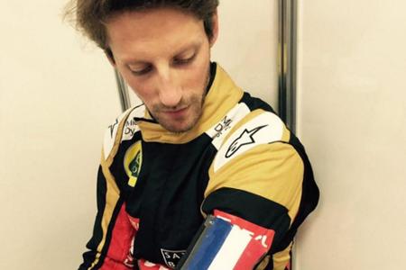Formel-1-Fahrer Romain Grosjean trägt Flagge um seine Unterstützung für Frankreich zu zeigen