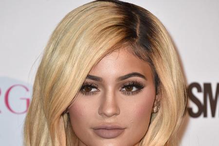 Kylie Jenner färbt ihre Haare gefühlt alle zwei Wochen um, aber ist ihr Haar auch gesund genug für den Farbwechsel?