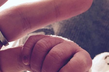 Das erste Kind von Philipp Christopher kann auf seinem ersten offiziellen Foto schon ganz schön fest zupacken