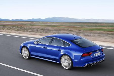 Die fließenden Linien enden am Heck mit Doppelendrohren