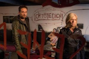 Inga Lürsen (S. Postel) und Stedefreund (O. Mommsen) schauen sich die verwüstete Wohnung eines Opfers an.