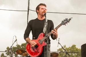 Frontmann Jesse Hughes während eines Konzerts seiner Eagles of Death Metal