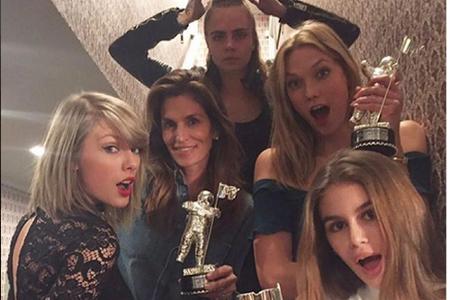 Taylor Swift (l.) und ihre 