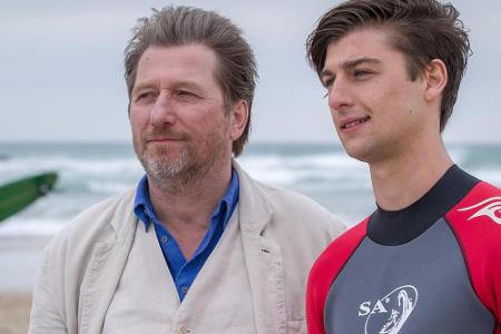 Richard (Michael Fitz, l.) ist mit seinem Sohn Fernando (Emanuel Fitz, r.) nach Cornwall zurückgekehrt, um sich seiner Verga...